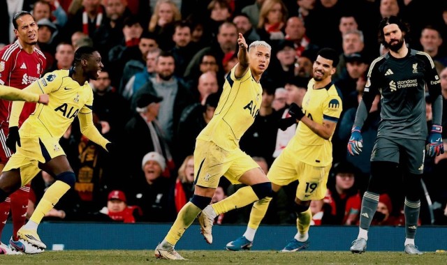 开云体育入口-降级区无事发生？英超15~18名四支球队本轮默契地各取一分